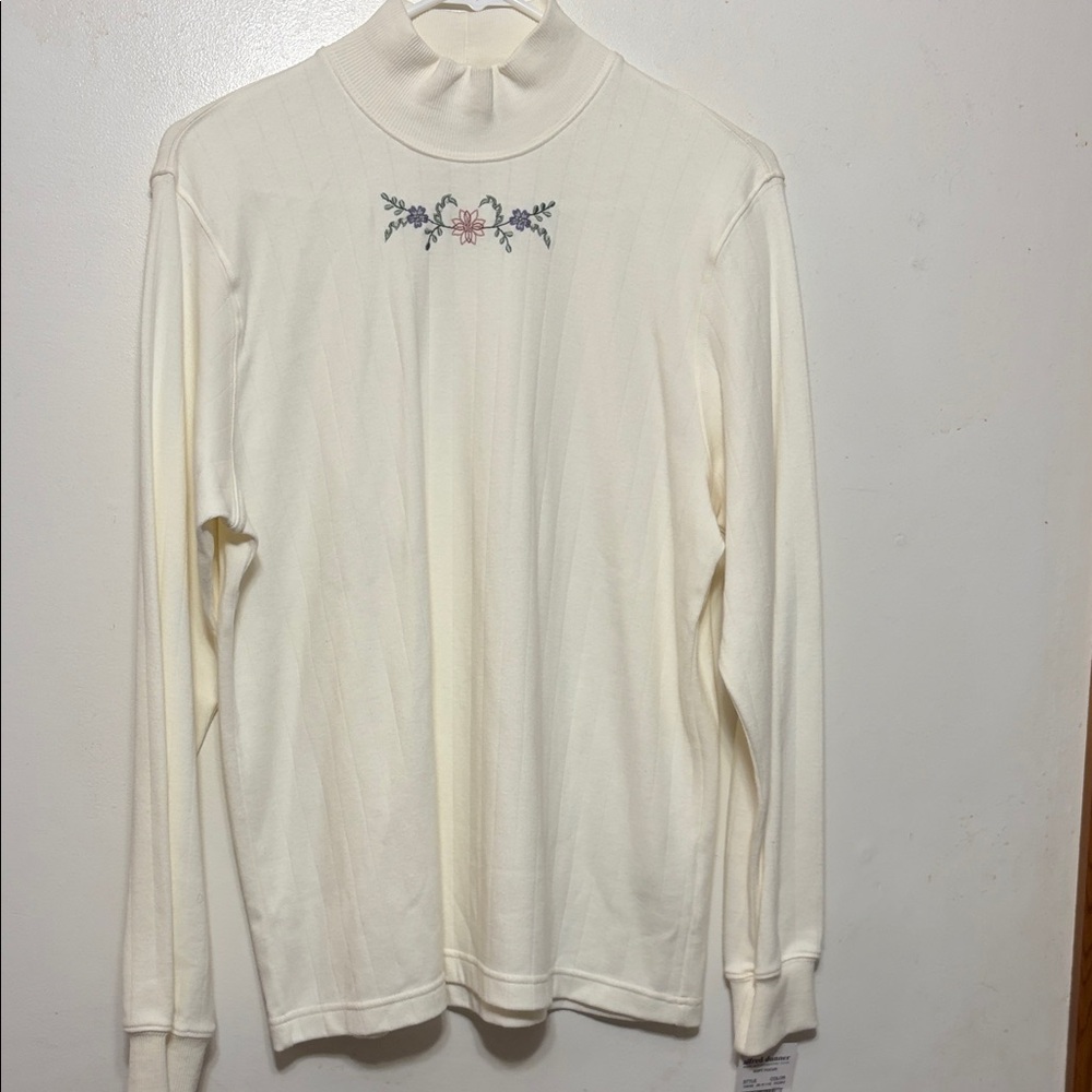 Alfred Dunner Cream Long Sleeve Top Floral Embroidery pit to pit 21” length 26